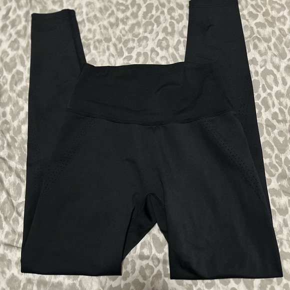 Buffbunny Onyx 🖤 Black Lit Laser Cut Legging | Small - Picture 4 of 13